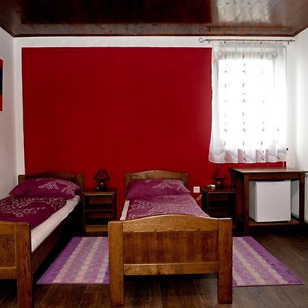 Guesthouse Pink Panther Udbina Εξωτερικό φωτογραφία