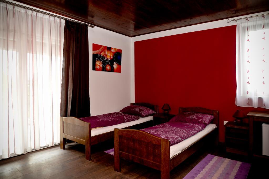 Guesthouse Pink Panther Udbina Δωμάτιο φωτογραφία