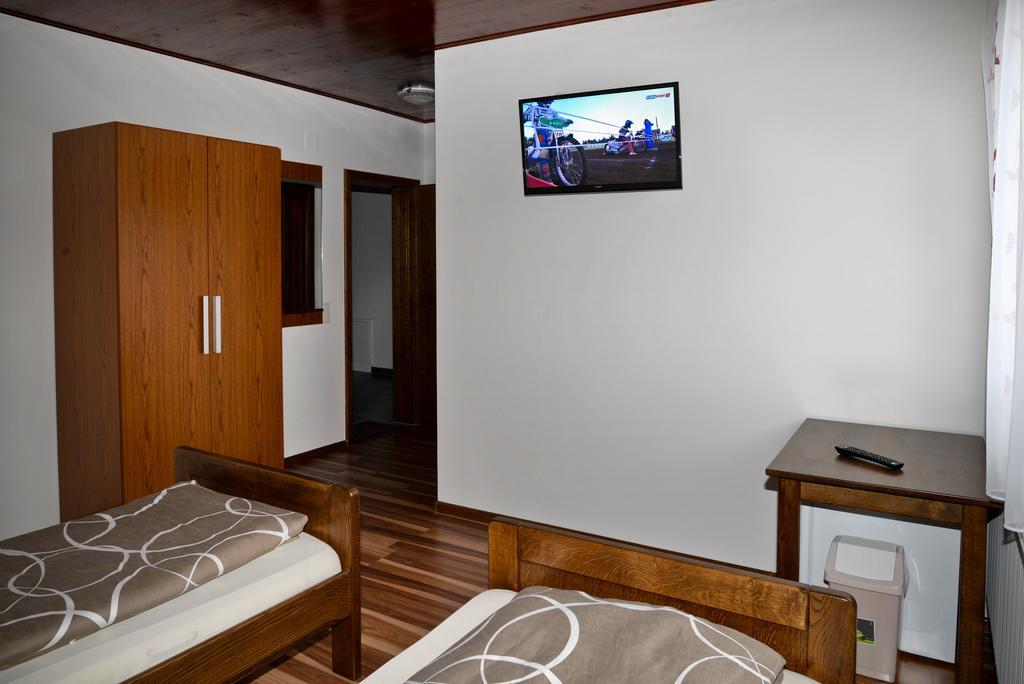 Guesthouse Pink Panther Udbina Δωμάτιο φωτογραφία